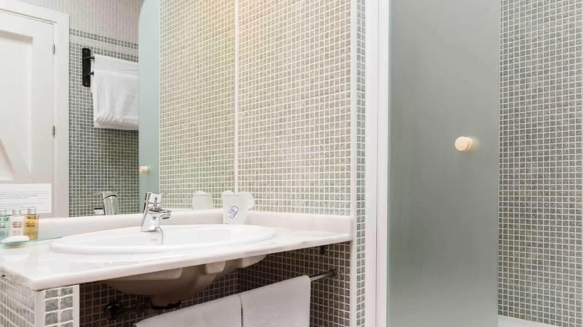 Baño de la habitación doble