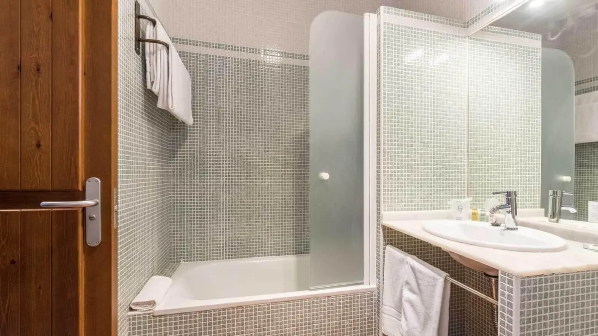 Baño de la habitación doble