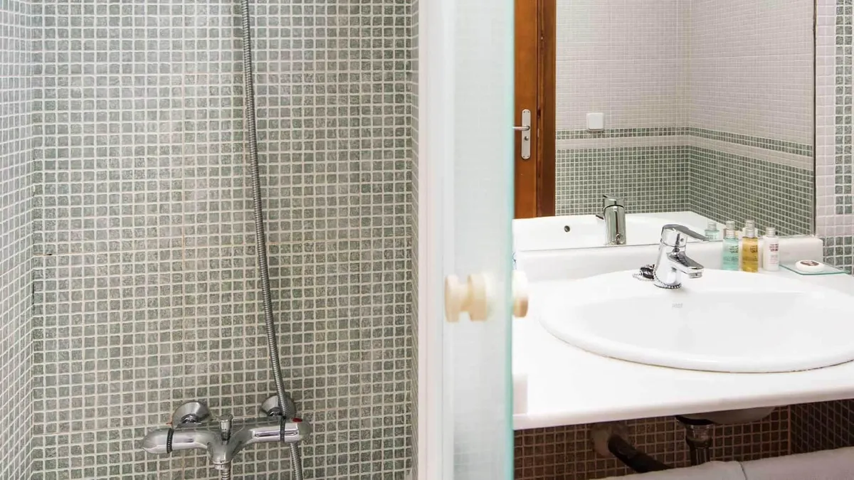 Baño de la habitación doble