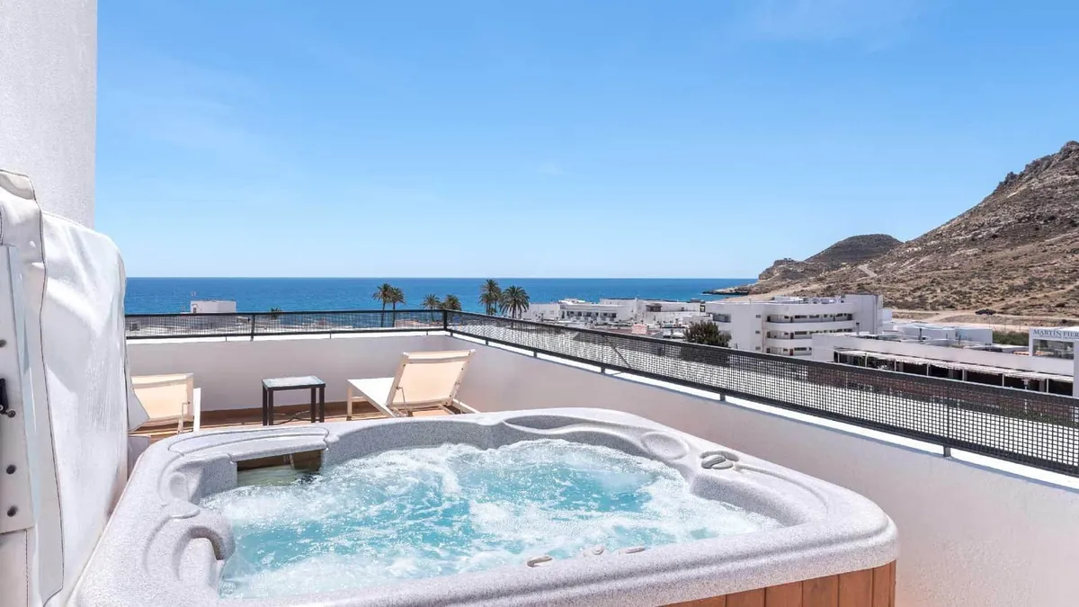 Jacuzzi en la terraza de la habitación doble superior