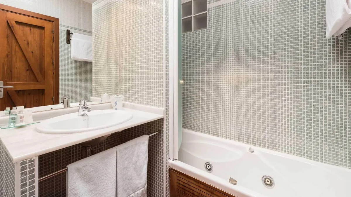 Baño de la habitación triple