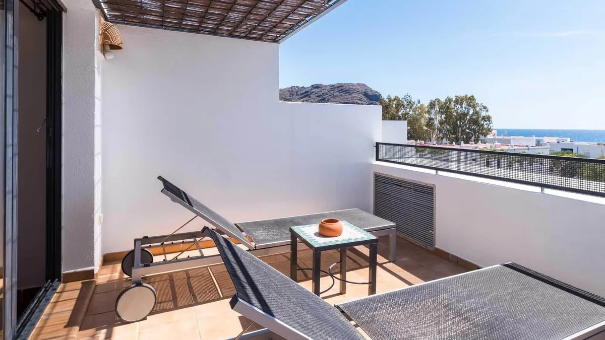 Terraza de la habitación triple con vistas al mar