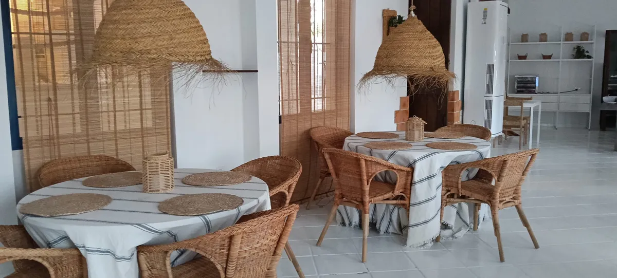 Mesas del comedor vestidas con manteles de rayas