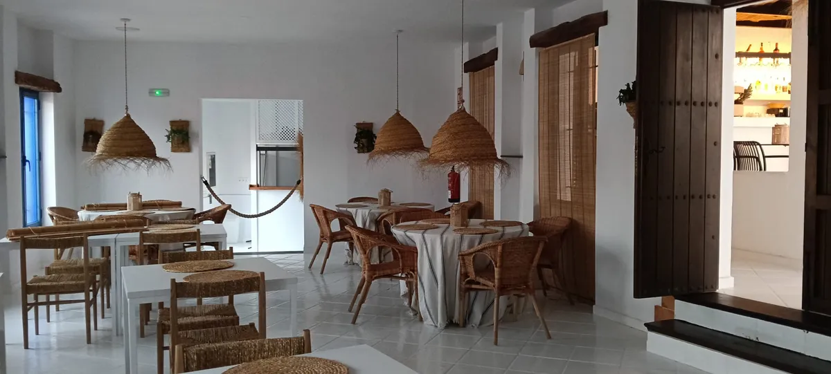 Comedor con lámparas de esparto y acceso al bar