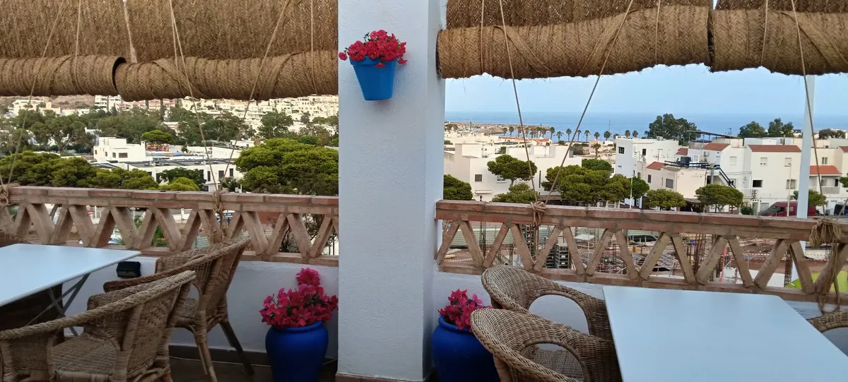 Terraza con vistas al mar y flores en El Dorado San José