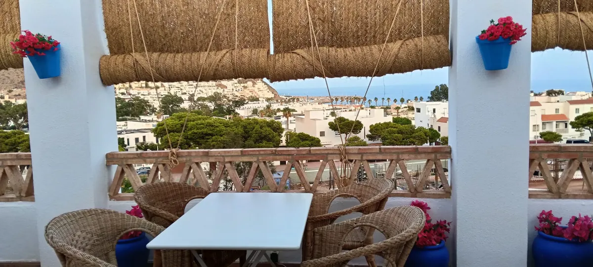 Mesa en terraza con vistas al puerto y el mar