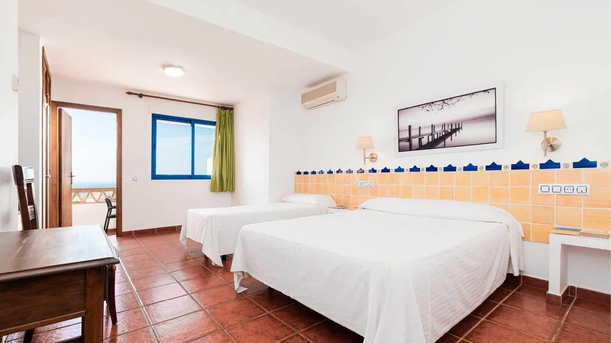 Habitación triple con vistas al mar