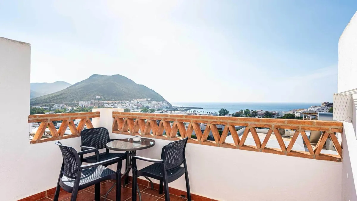 Terraza de la habitación triple con vistas al mar
