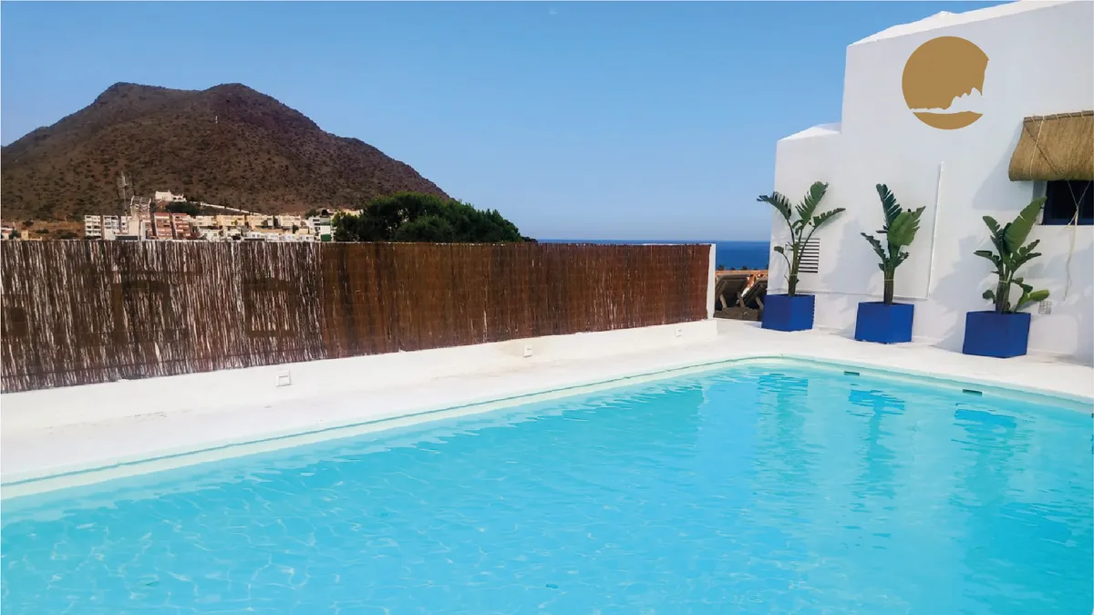 Piscina al aire libre, vista sur