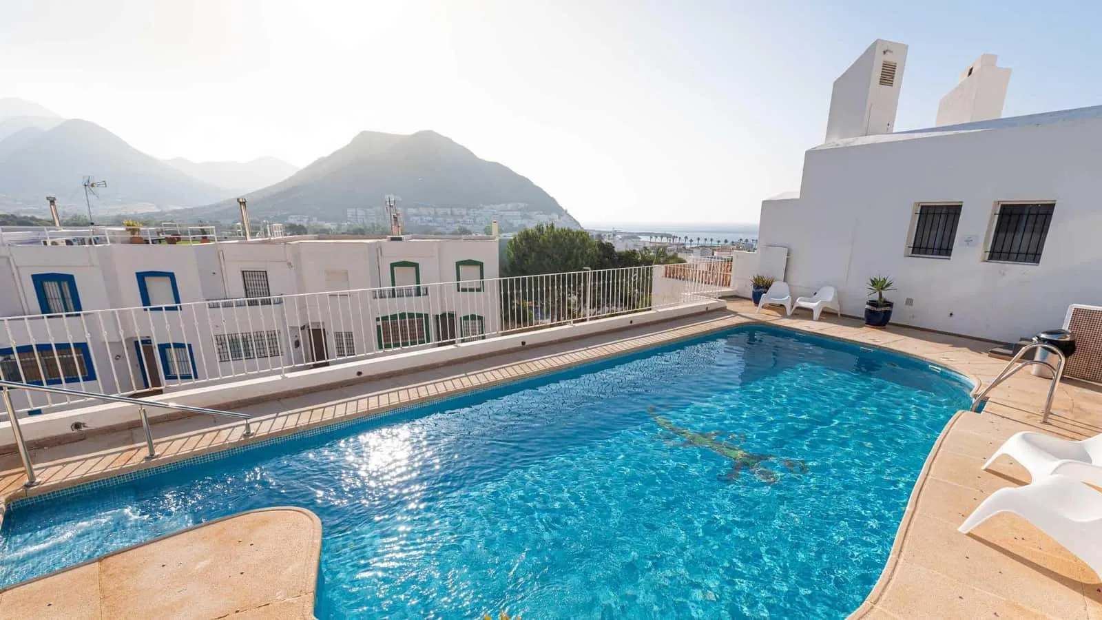 Piscina con vistas al mar en Dorado San José Hostal