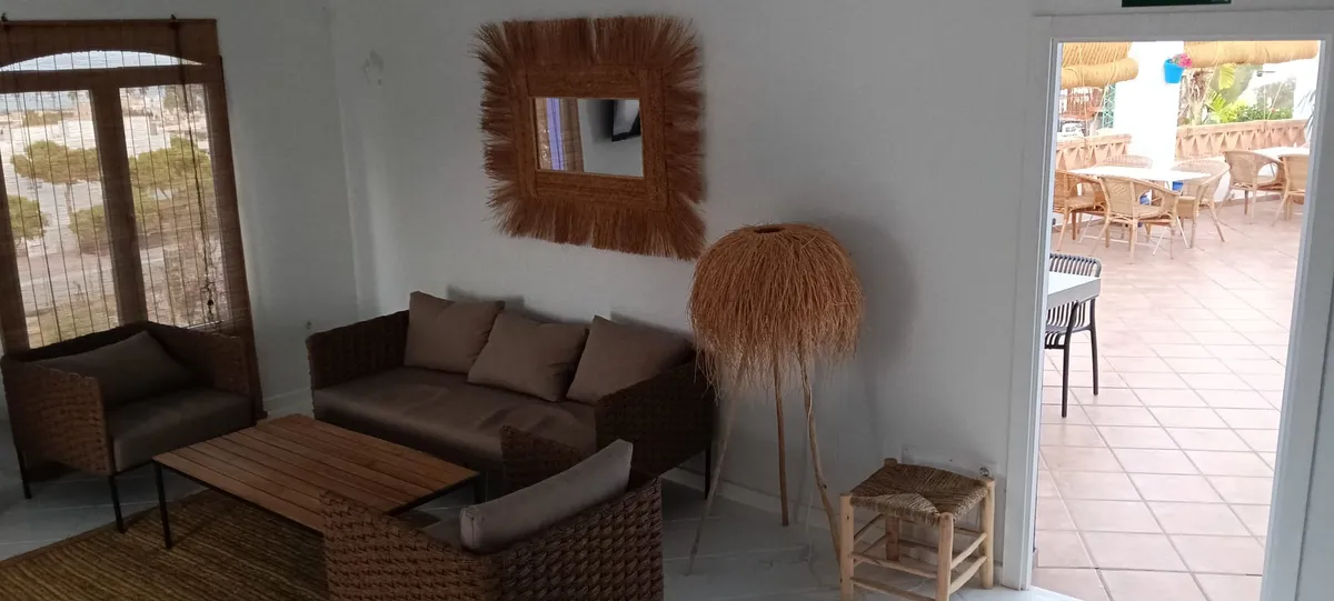 Salón con sofás de fibra natural en El Dorado San José