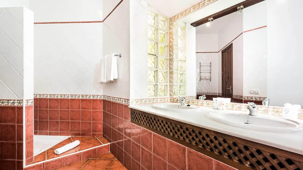 Ducha y tocador de la Suite El Dorado