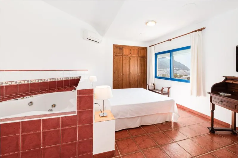 Suite El Dorado - jacuzzi y cama